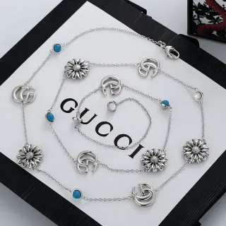 Gucci মাল্টি-চার্ম ডেইজি এবং GG Logo সিলভার-টোন হার
