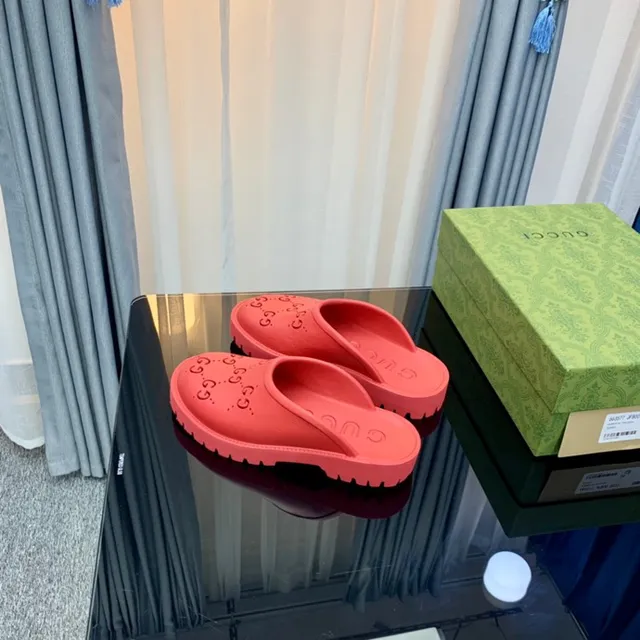 Gucci Screener Vermelho Coral GG Monogram Pantufas 9