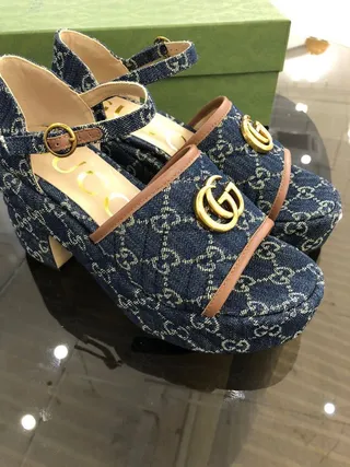 Gucci Screener جينز مبطن GG Monogram بكل ذهبي صندل جلادياتور 2
