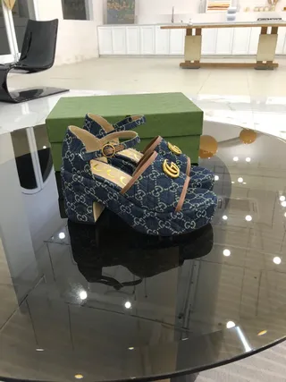 Gucci Screener جينز مبطن GG Monogram بكل ذهبي صندل جلادياتور 3