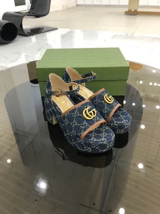 Gucci Screener جينز مبطن GG Monogram بكل ذهبي صندل جلادياتور 4