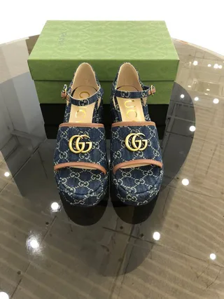 Gucci Screener جينز مبطن GG Monogram بكل ذهبي صندل جلادياتور 5