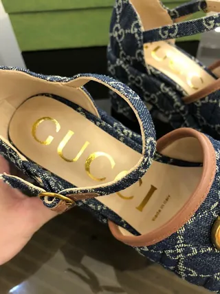 Gucci Screener جينز مبطن GG Monogram بكل ذهبي صندل جلادياتور 6