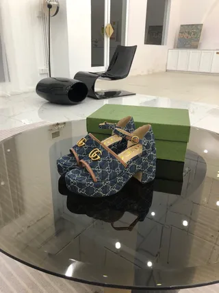 Gucci Screener جينز مبطن GG Monogram بكل ذهبي صندل جلادياتور 7