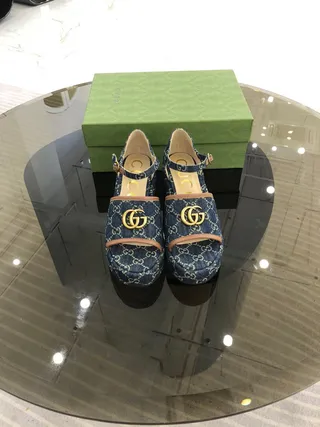 Gucci Screener جينز مبطن GG Monogram بكل ذهبي صندل جلادياتور 9