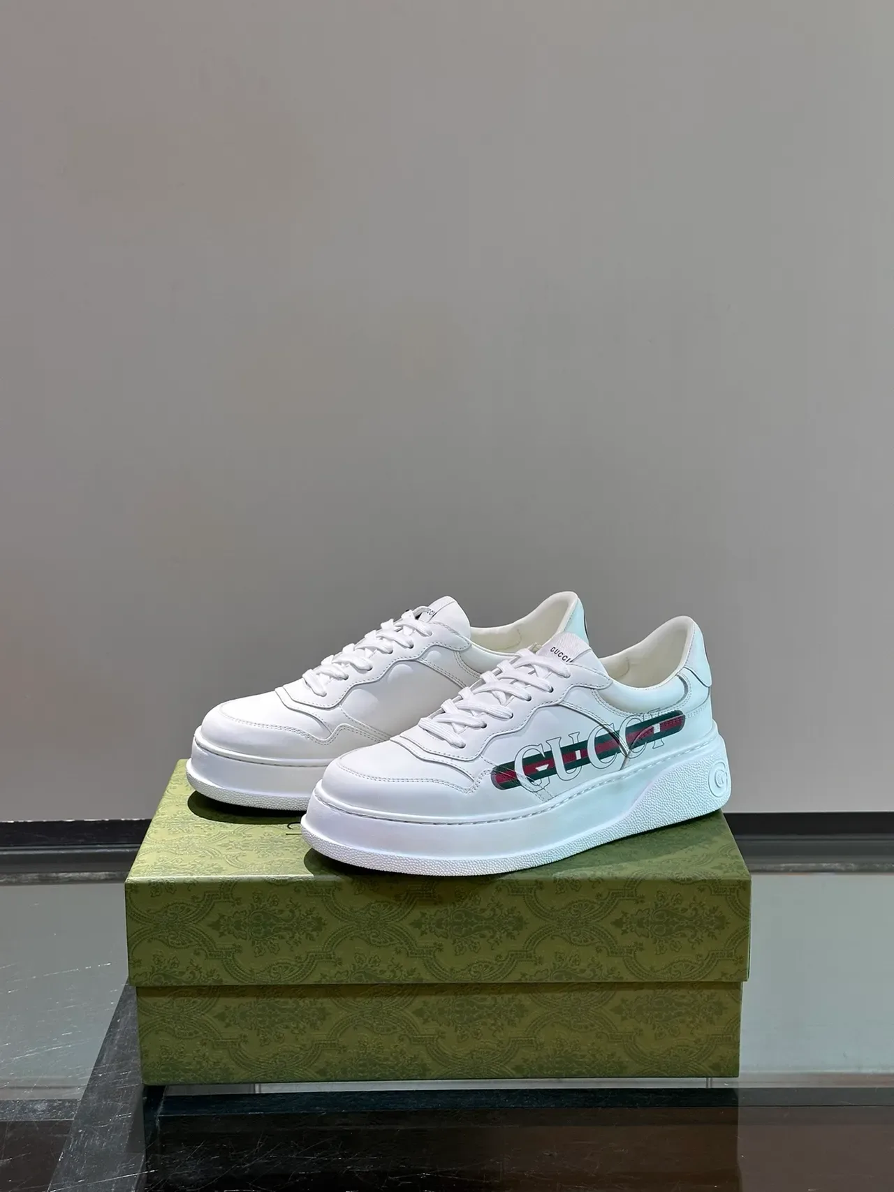 Gucci Screener Tênis Lifestyle de Couro Branco com Listra Web 5