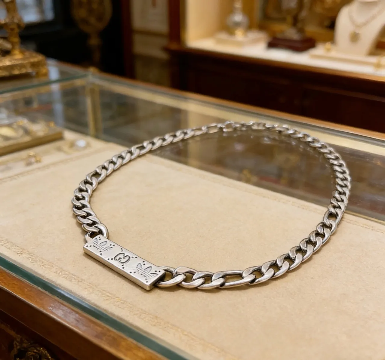 Gucci Collar con cadena Figaro-Link de plata rectangular con colgante de marca 2