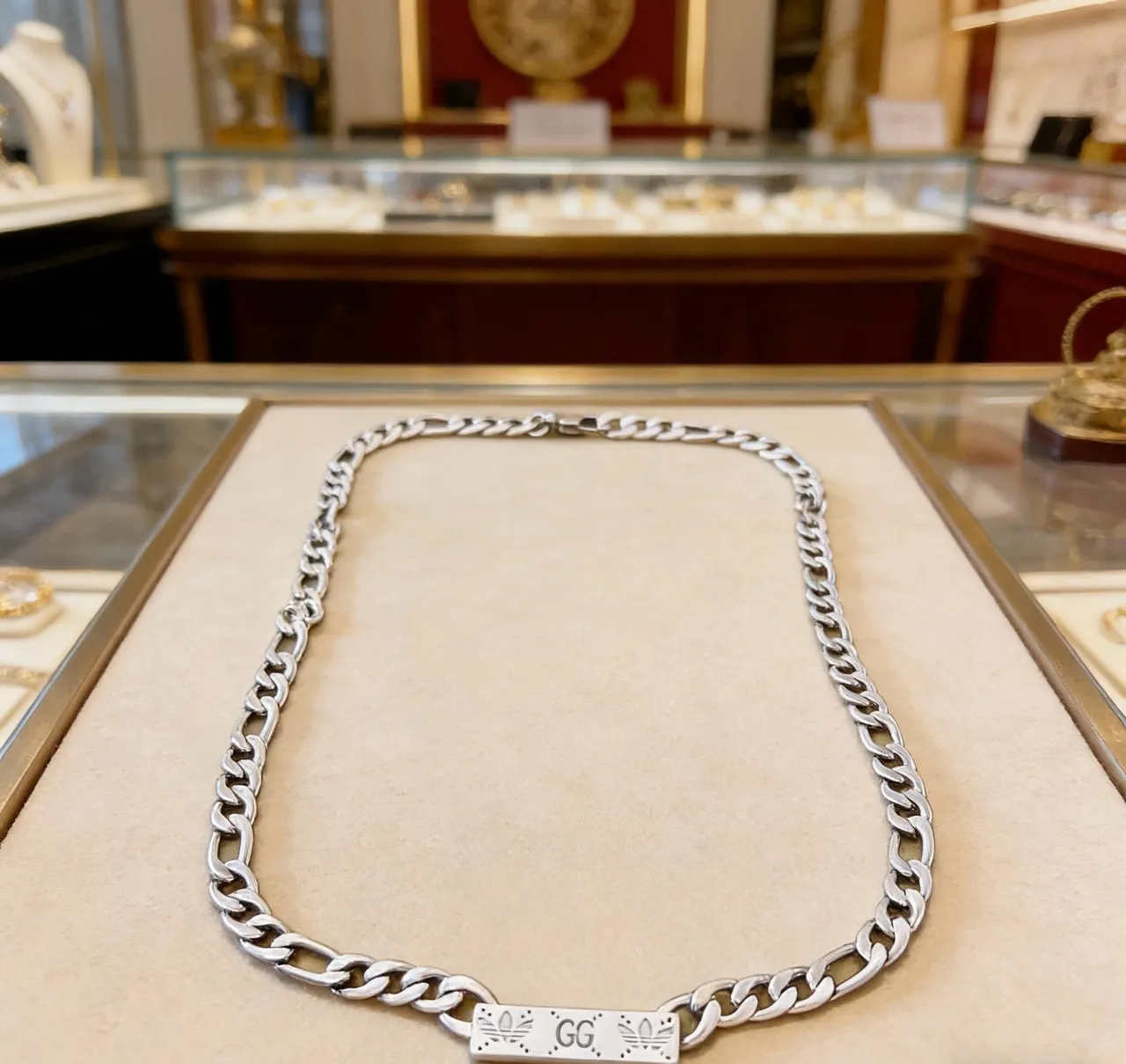 Gucci Collar con cadena Figaro-Link de plata rectangular con colgante de marca 3