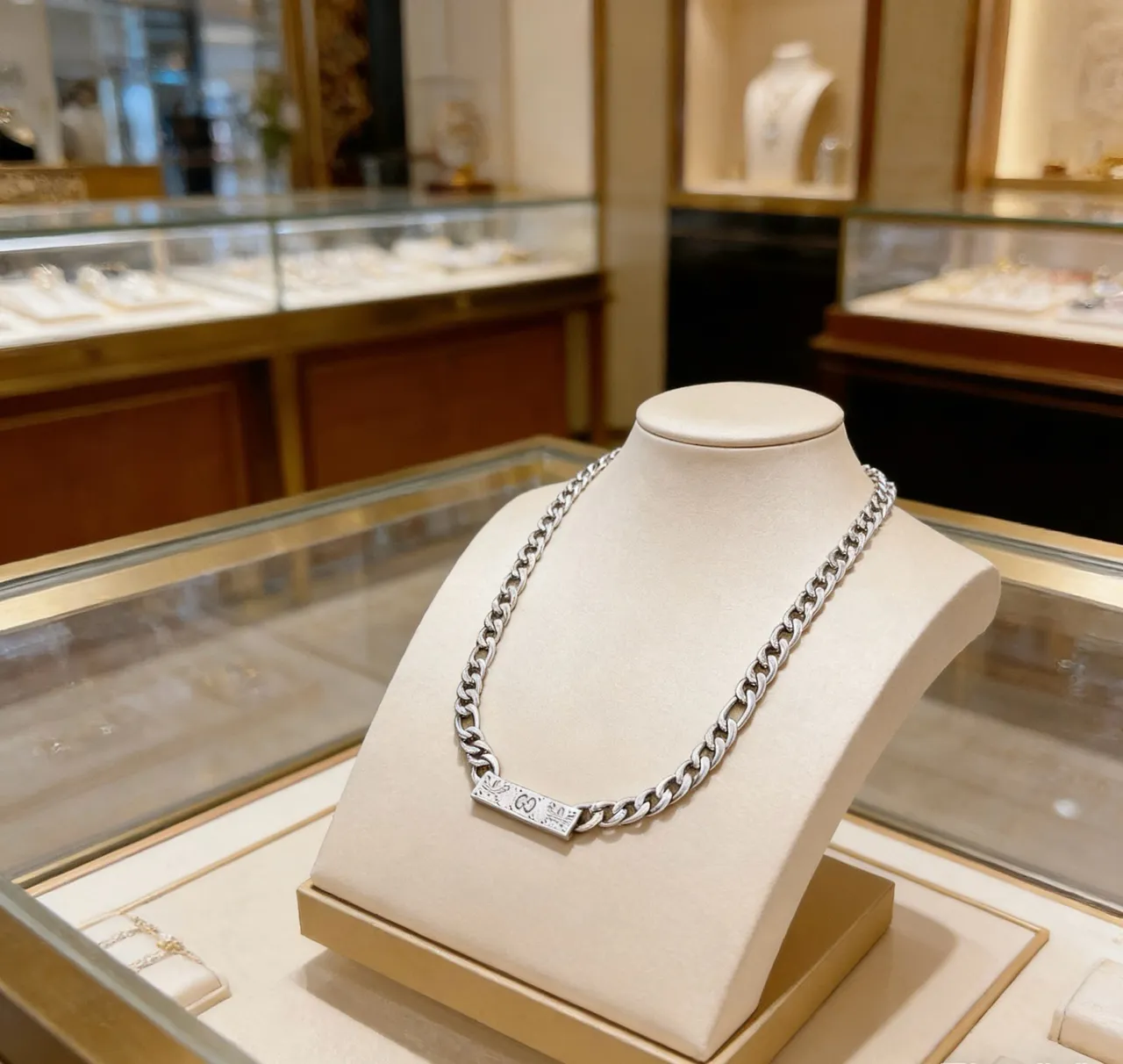 Gucci Collar con cadena Figaro-Link de plata rectangular con colgante de marca 4