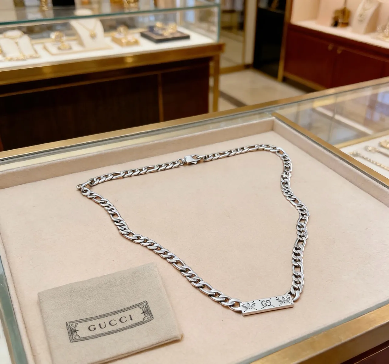 Gucci Collar con cadena Figaro-Link de plata rectangular con colgante de marca 5