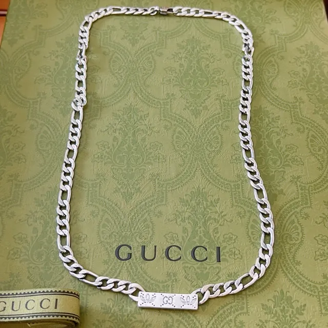 Gucci Collar con cadena Figaro-Link de plata rectangular con colgante de marca 6