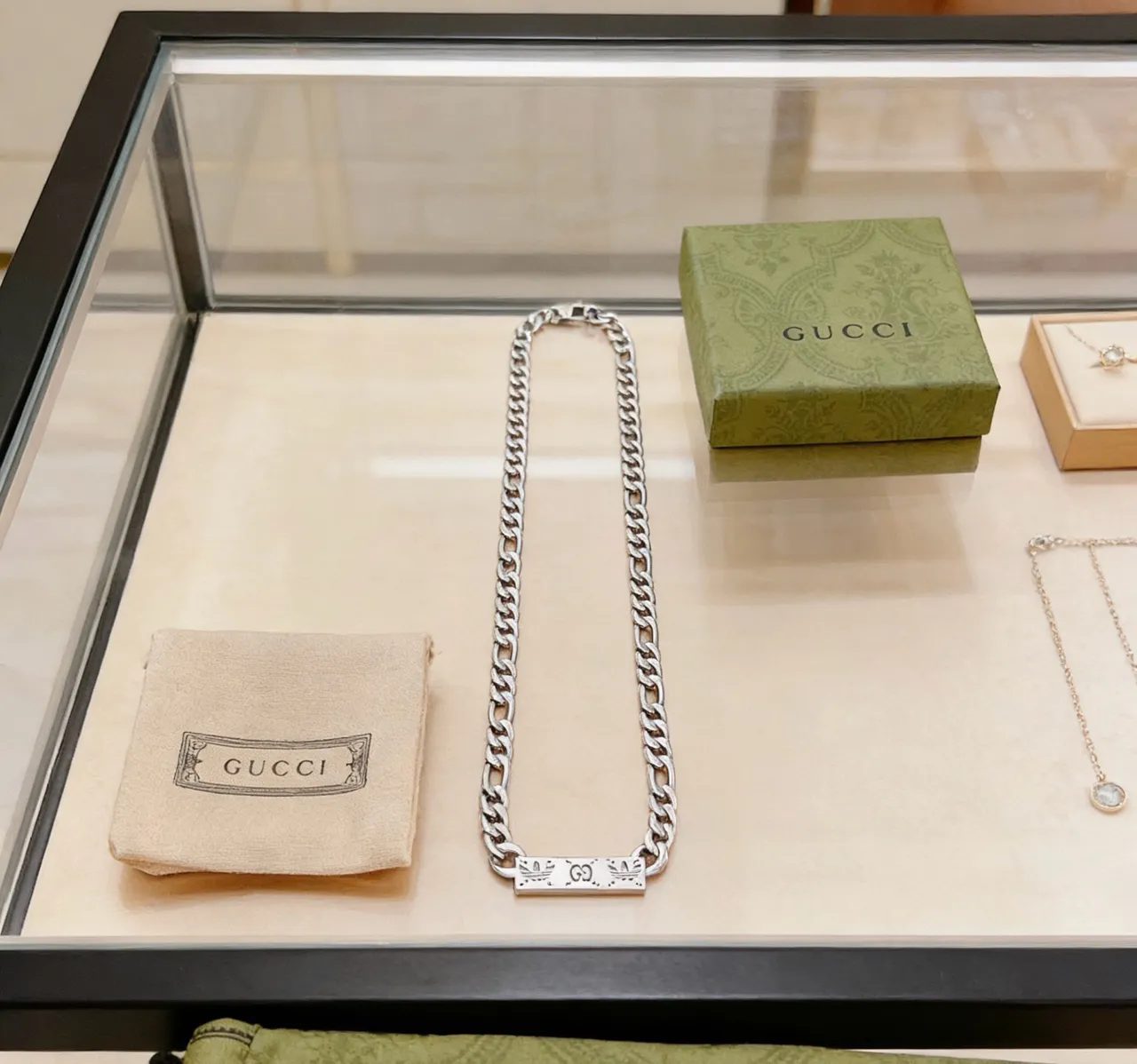 Gucci Collar con cadena Figaro-Link de plata rectangular con colgante de marca 7