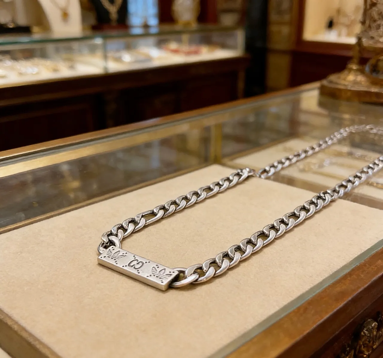 Gucci Collar con cadena Figaro-Link de plata rectangular con colgante de marca 8