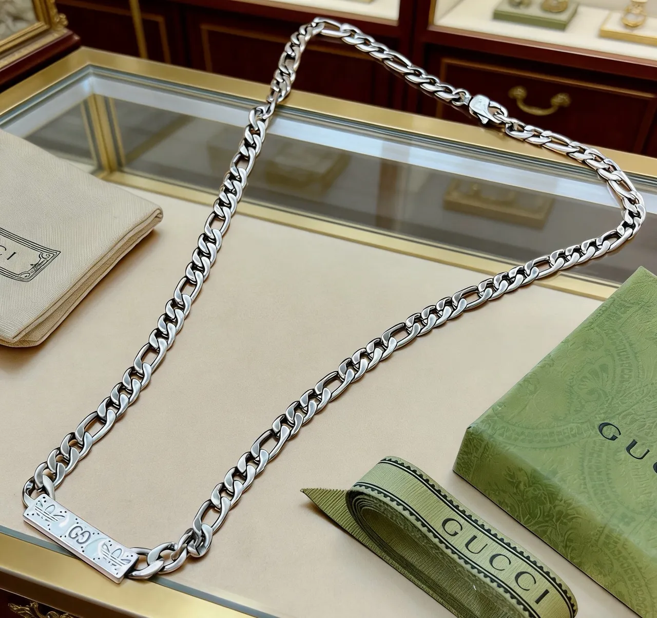 Gucci Collar con cadena Figaro-Link de plata rectangular con colgante de marca 9
