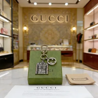 Gucci سوارة فضية خضراء معدنية على شكل جاكيت جذابة