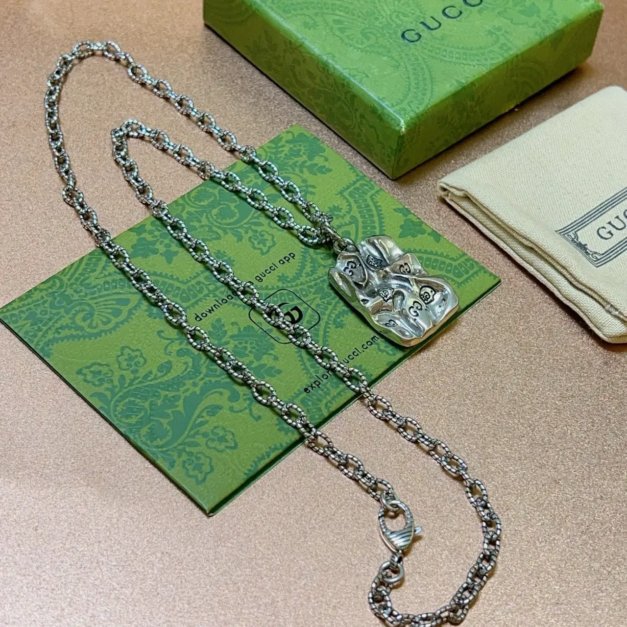 Gucci Silver Green Sculpted Pendant Textured Oval-Link Chain Necklace 6