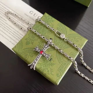 Collier Gucci argent rouge pendentif croix ornée Pavé cristal embellissement