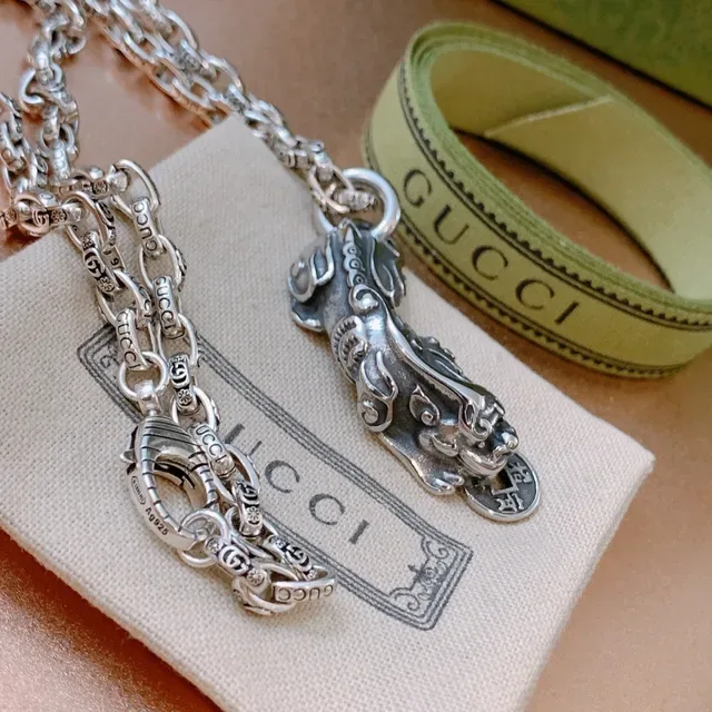 Gucci Collier avec Pendentif de Bête Mythique Ton Argent 2