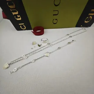Gucci فضي أبيض سلسلة قلبية