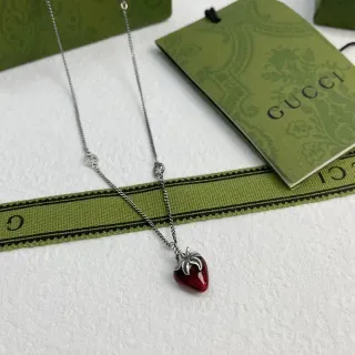 Gucci Colar com Pingente de Esmalte de Morango