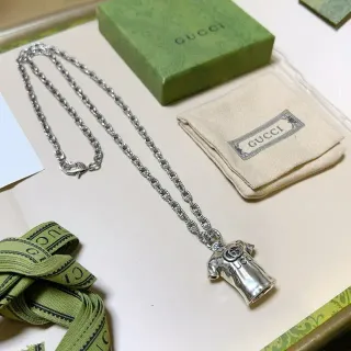 Gucci Pendentif T-Shirt Chaîne Ton Argenté