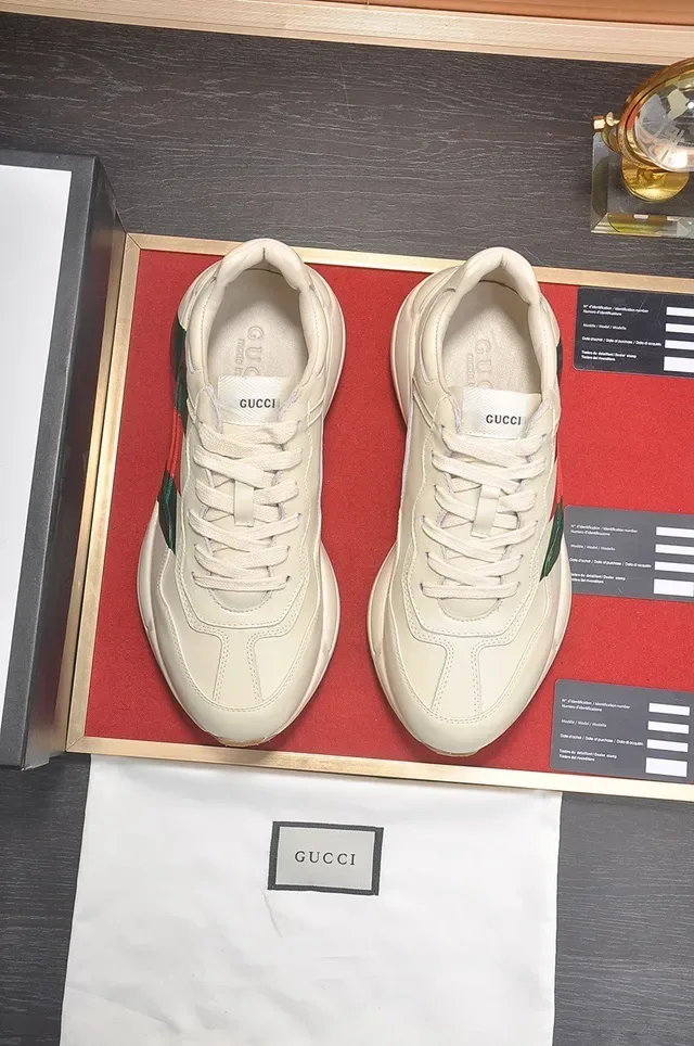 Gucci Tennis 1977 أحذية رياضية أوف وايت أسود أحمر ويب سترايب 9