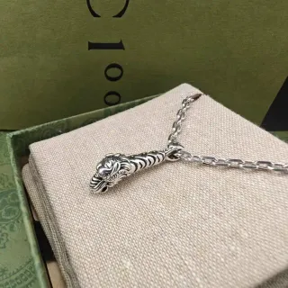 Gucci Tiger রুপালি বেইজ মাথা পেন্ডেন্ট স্ট্রাইপড শরীরের বিবরণ নেকলেস