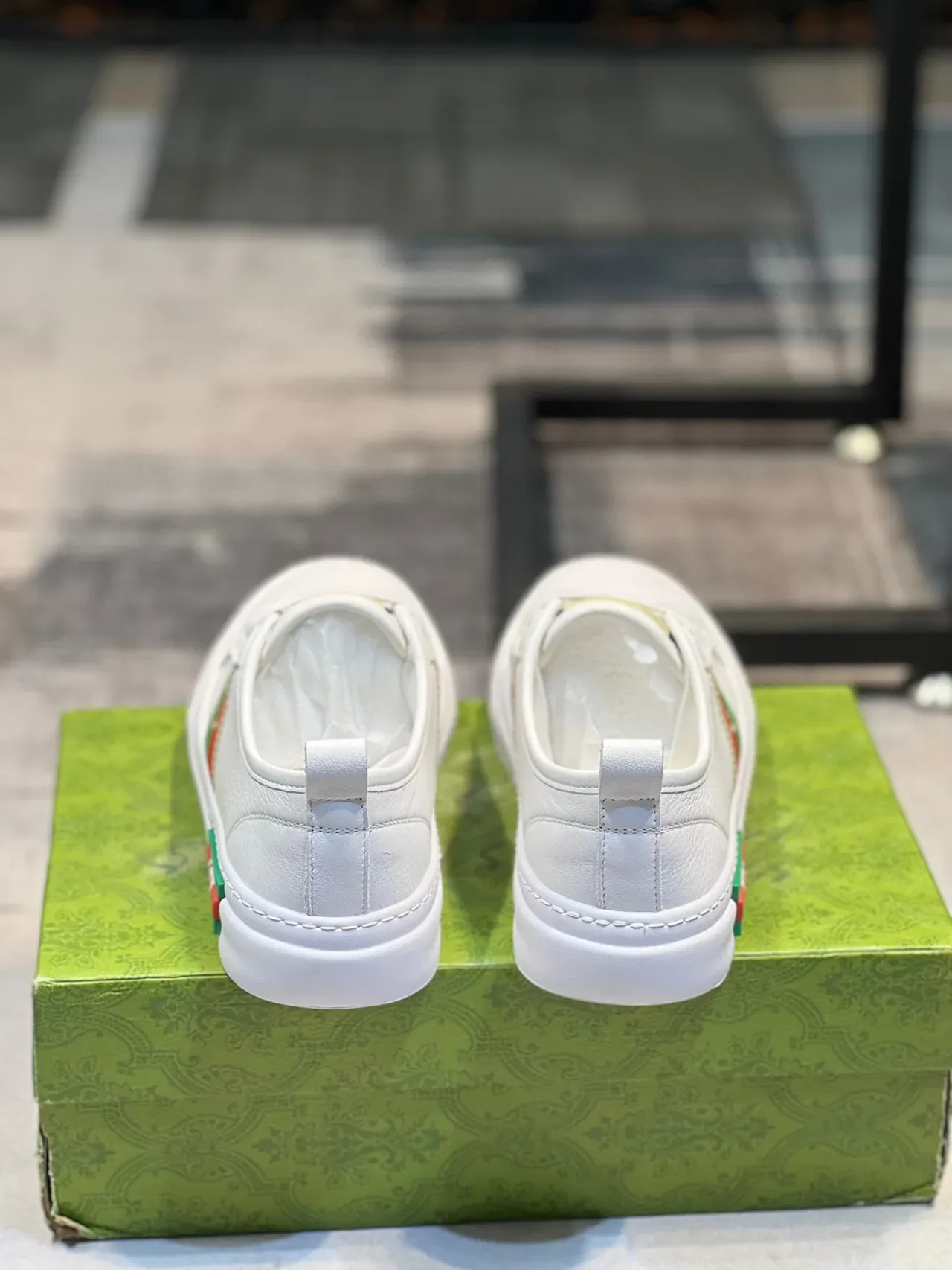 حذاء سبورت Gucci أبيض وأخضر جلد علوي ويب سترايب بانيل جانبي لايف ستايل 2