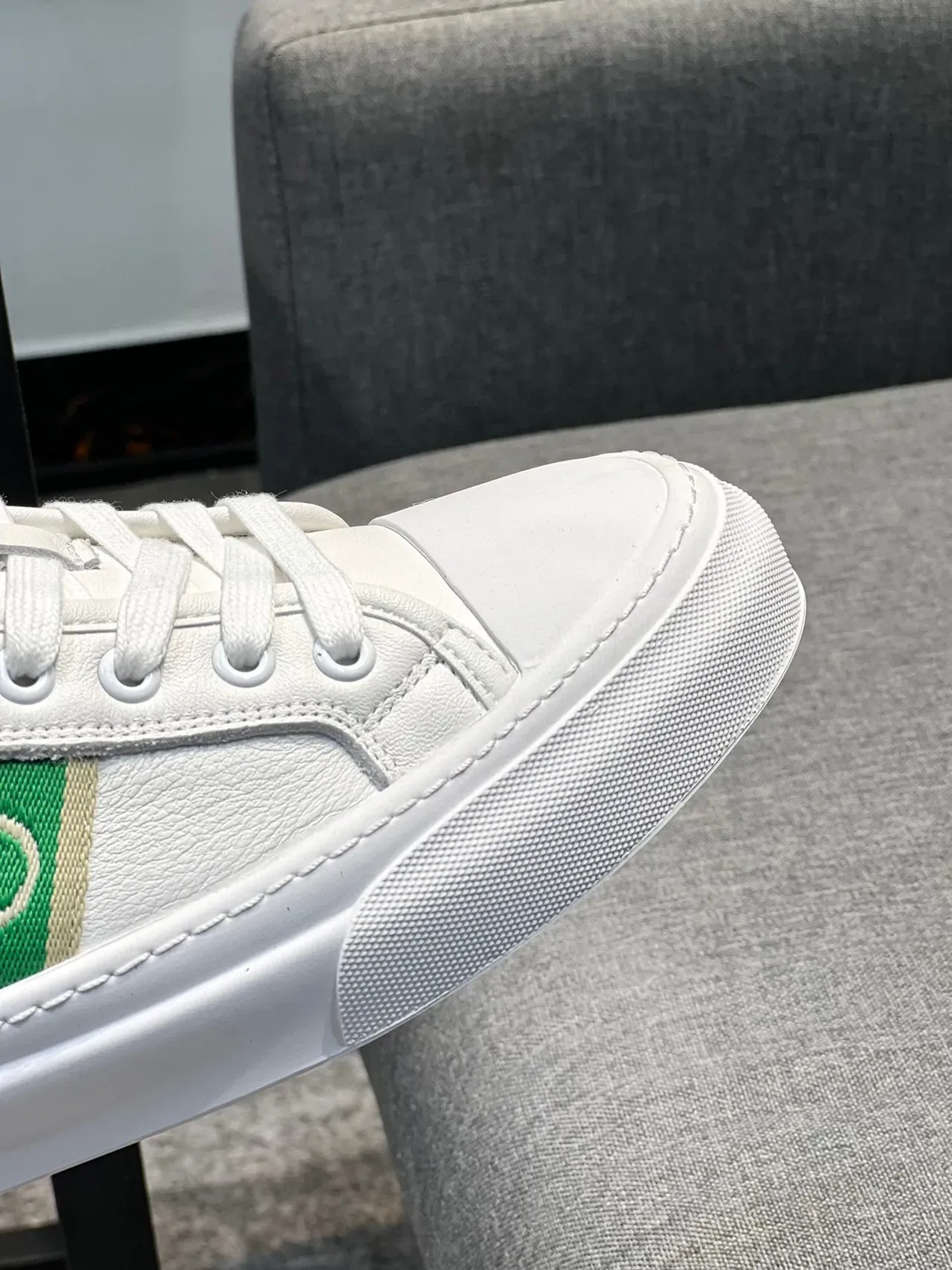 حذاء سبورت Gucci أبيض وأخضر جلد علوي ويب سترايب بانيل جانبي لايف ستايل 3