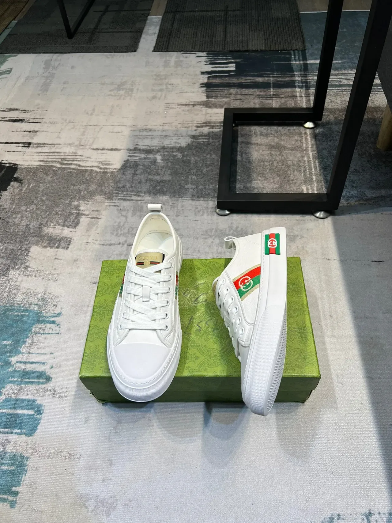 حذاء سبورت Gucci أبيض وأخضر جلد علوي ويب سترايب بانيل جانبي لايف ستايل 4