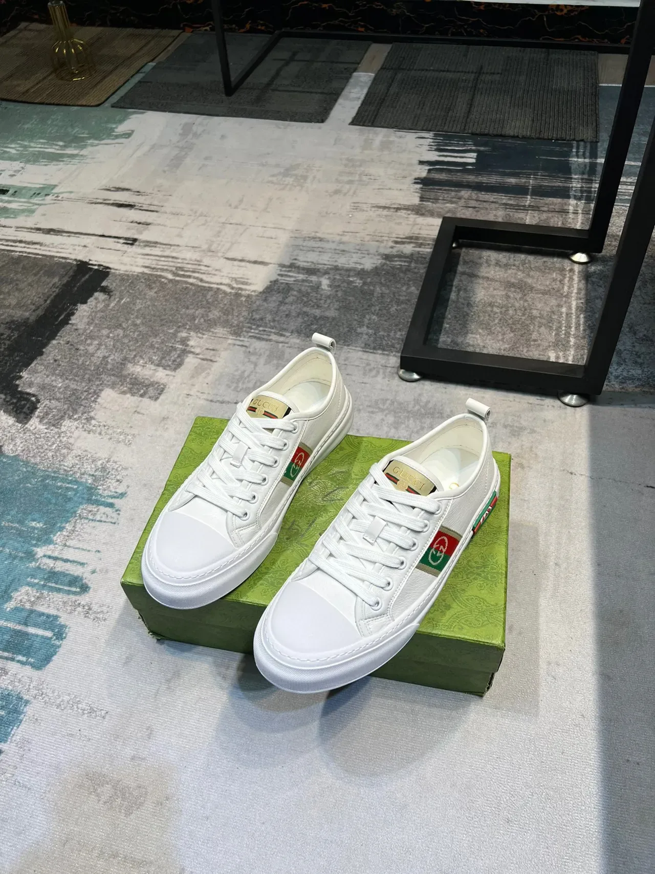 حذاء سبورت Gucci أبيض وأخضر جلد علوي ويب سترايب بانيل جانبي لايف ستايل 5