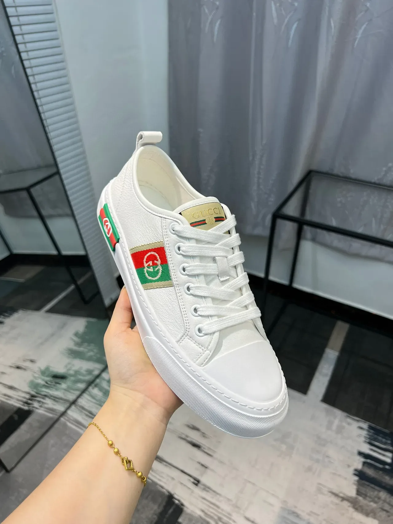 حذاء سبورت Gucci أبيض وأخضر جلد علوي ويب سترايب بانيل جانبي لايف ستايل 6