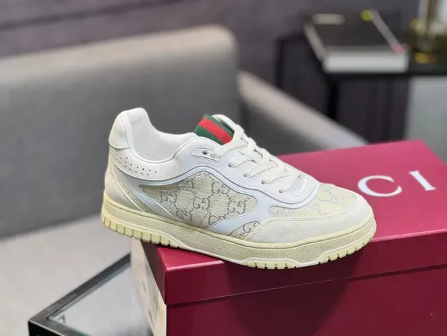 Gucci أحذية رياضية للأسلوب الحياة باللون الأبيض والأخضر المطبوع بشعار الشبكة العلوية شريط الويب وتب الكعب 2