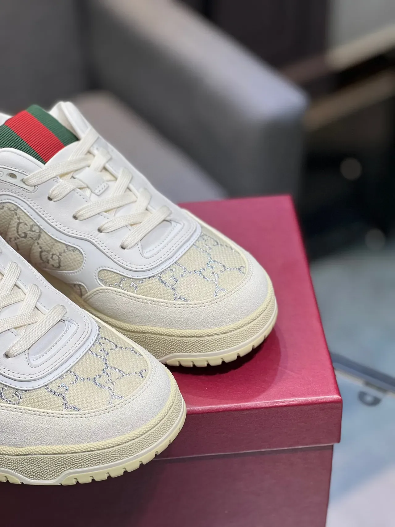 Gucci أحذية رياضية للأسلوب الحياة باللون الأبيض والأخضر المطبوع بشعار الشبكة العلوية شريط الويب وتب الكعب 3