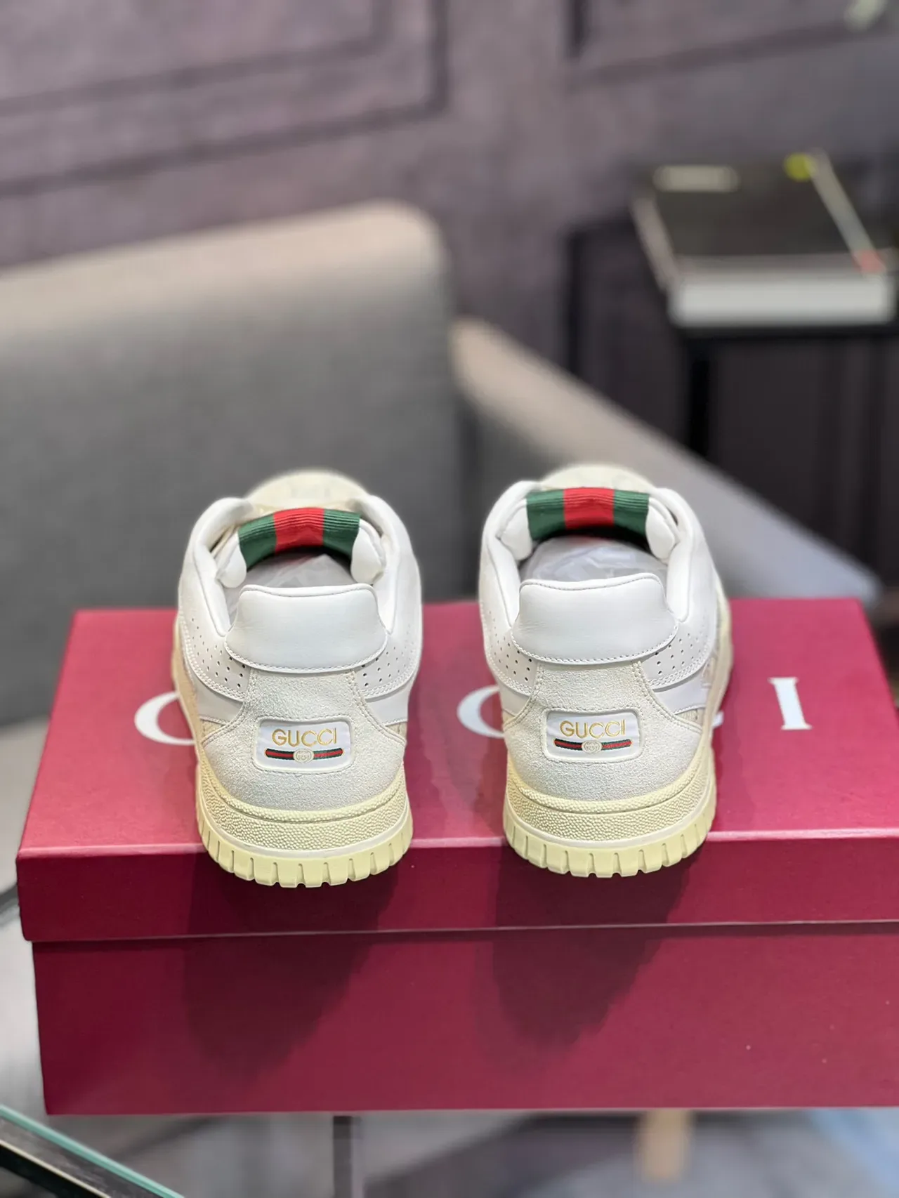 Gucci أحذية رياضية للأسلوب الحياة باللون الأبيض والأخضر المطبوع بشعار الشبكة العلوية شريط الويب وتب الكعب 5