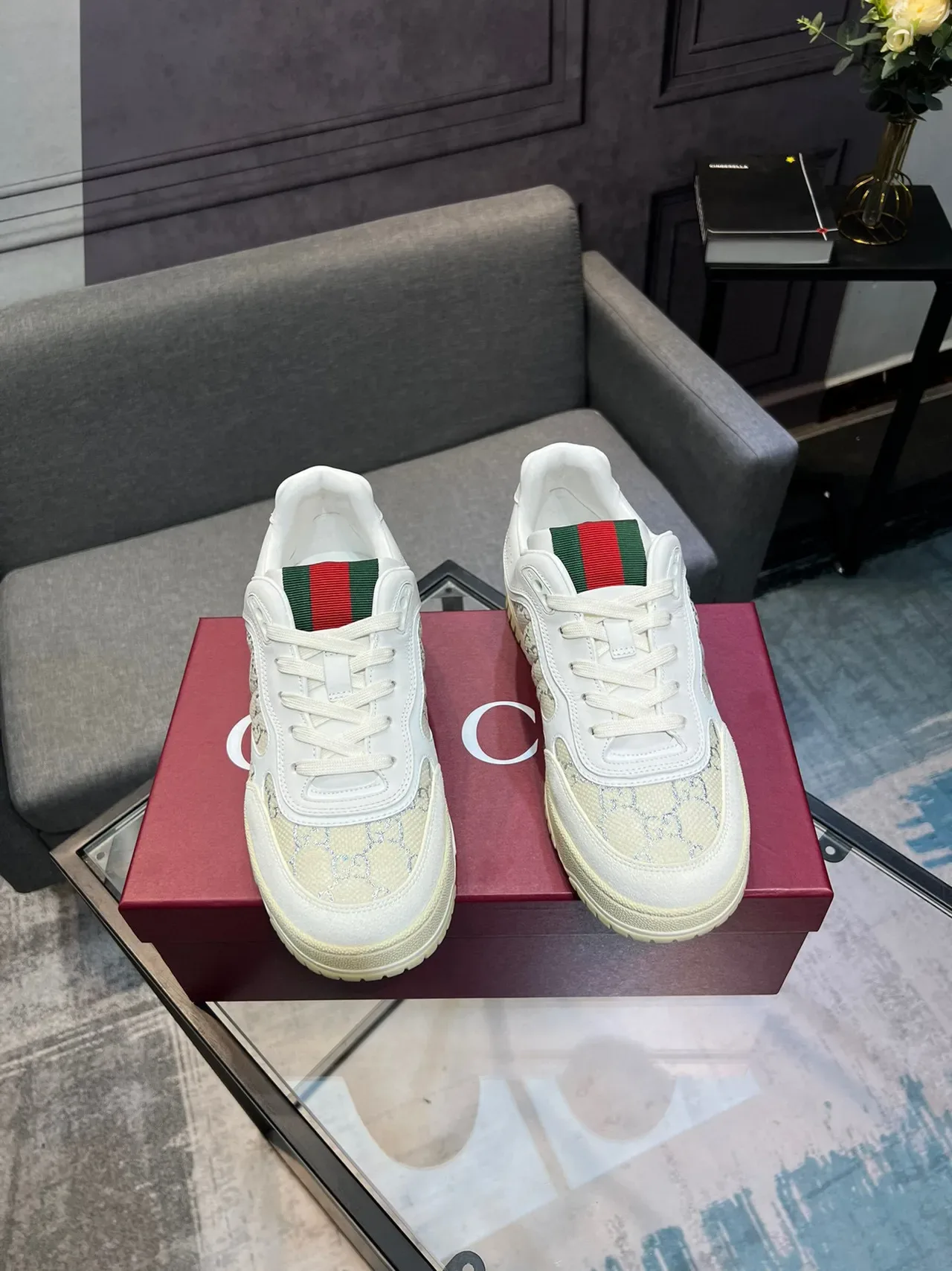 Gucci أحذية رياضية للأسلوب الحياة باللون الأبيض والأخضر المطبوع بشعار الشبكة العلوية شريط الويب وتب الكعب 7