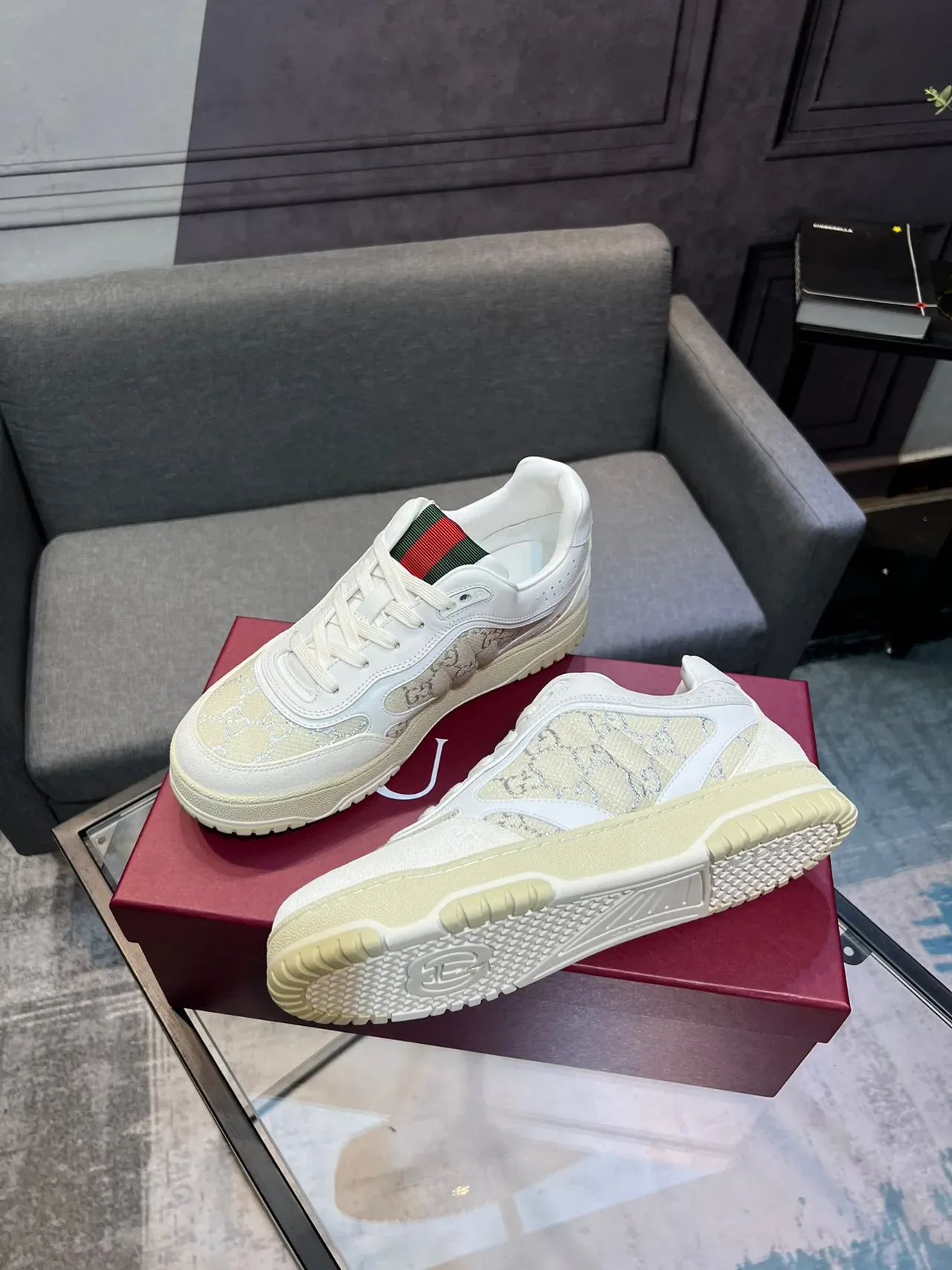 Gucci أحذية رياضية للأسلوب الحياة باللون الأبيض والأخضر المطبوع بشعار الشبكة العلوية شريط الويب وتب الكعب 8