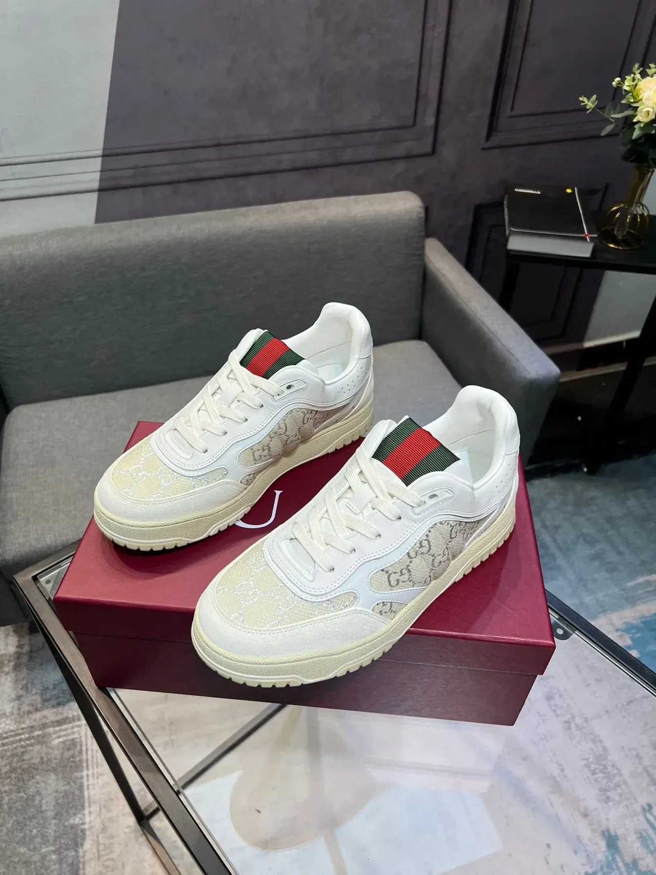 Gucci أحذية رياضية للأسلوب الحياة باللون الأبيض والأخضر المطبوع بشعار الشبكة العلوية شريط الويب وتب الكعب 9