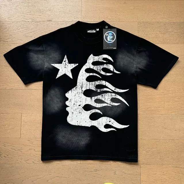 Camiseta oversized Hellstar estampado distressed perfil de llama 8