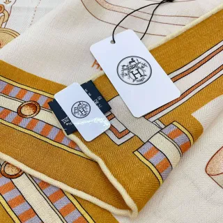 Hermès বেইজ ব্রাউন হেরিংবোন ওয়েভ জ্যামিতিক স্ট্রাইপড বর্ডার রেশম স্কার্ফ