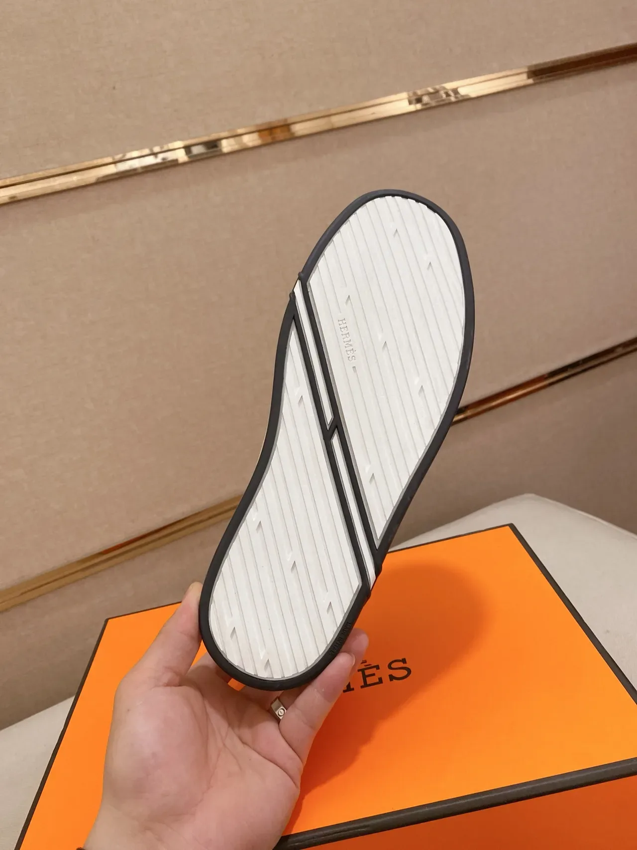 Hermès Zapatillas Bajas de Malla Beige y Cuero Blanco 2