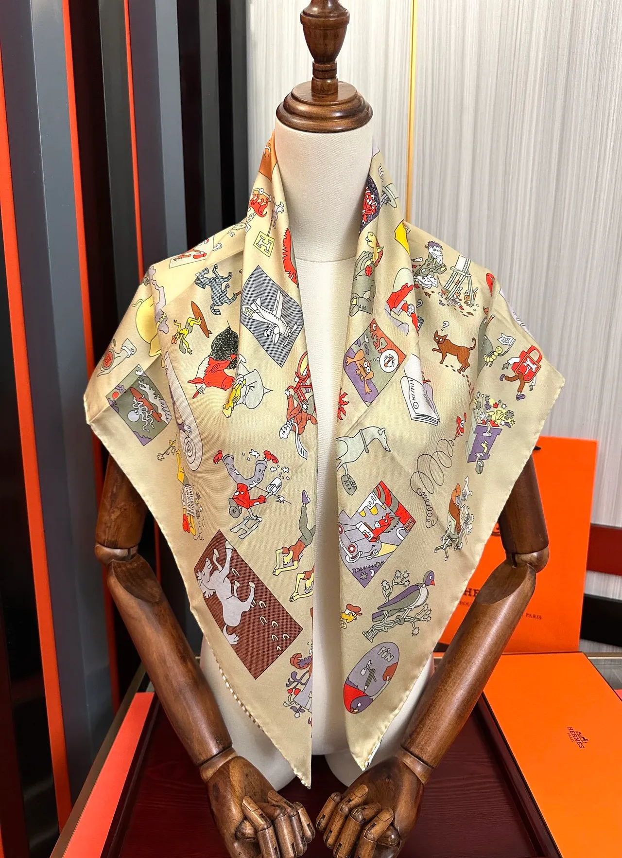 Hermès foulard de soie base beige multicolore imprimé illustré narratif 2