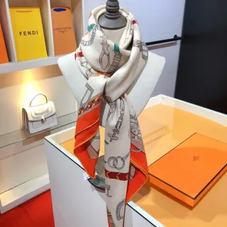 Hermès Beige Orange Motif Équestre Imprimé Double Face Soie Foulard