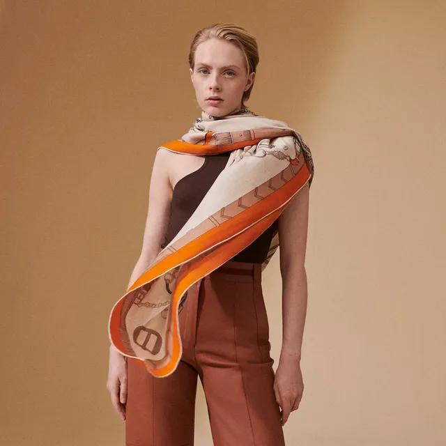 Hermès बेज नारंगी घुड़सवार मोटिफ प्रिंट डबल-फेस्ड सिल्क स्कार्फ 3
