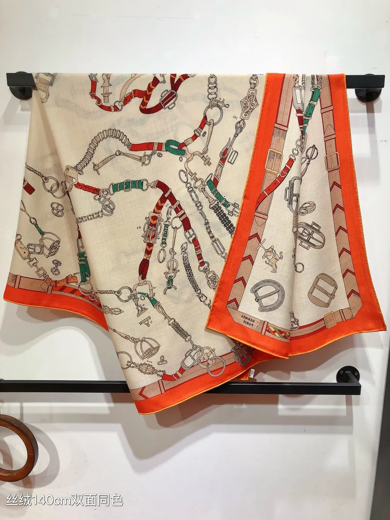 Hermès बेज नारंगी घुड़सवार मोटिफ प्रिंट डबल-फेस्ड सिल्क स्कार्फ 9