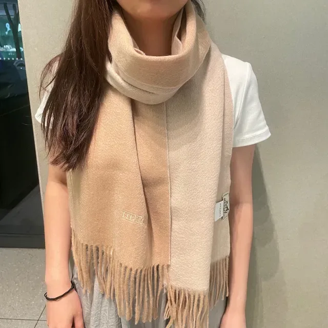 Hermès Beige Écharpe Cachemire Texture Douce Bords Effilochés 2