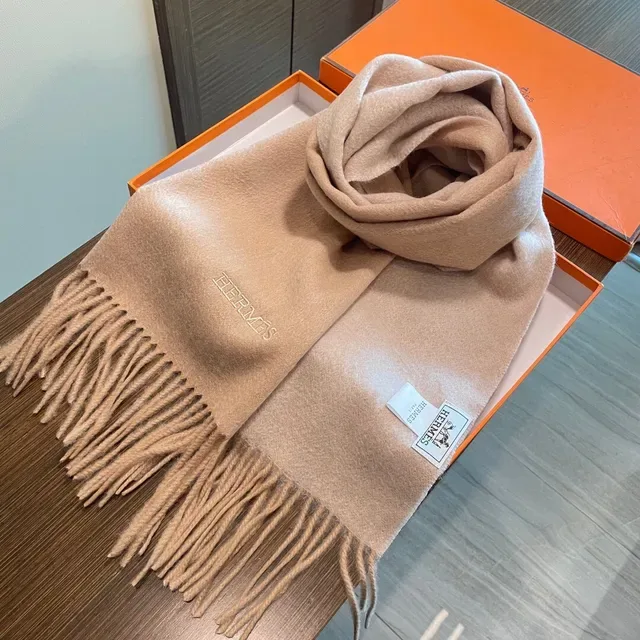 Hermès Beige Écharpe Cachemire Texture Douce Bords Effilochés 5