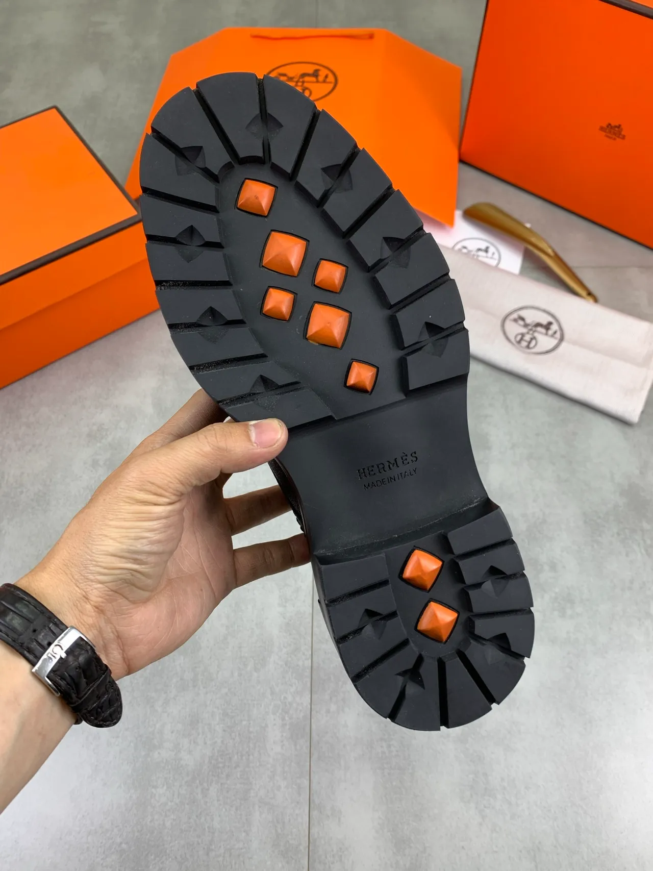 Hermès Zapatos Oxford de Cuero Texturizado con Cap-Toe Negro 3