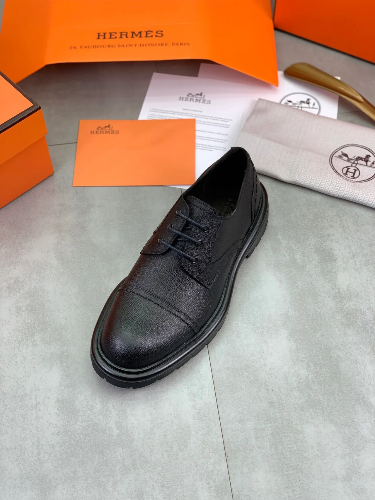 Hermès Zapatos Oxford de Cuero Texturizado con Cap-Toe Negro 4