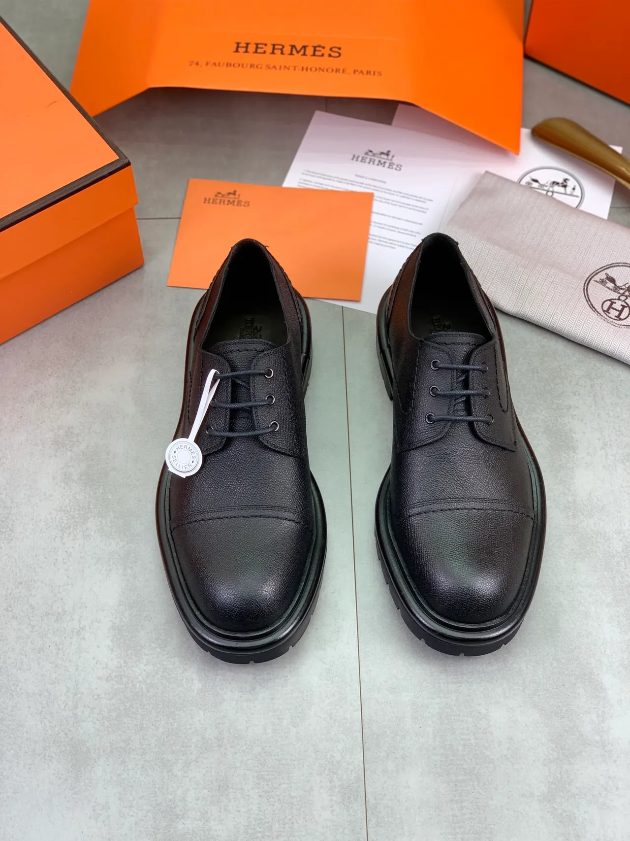 Hermès Zapatos Oxford de Cuero Texturizado con Cap-Toe Negro 5